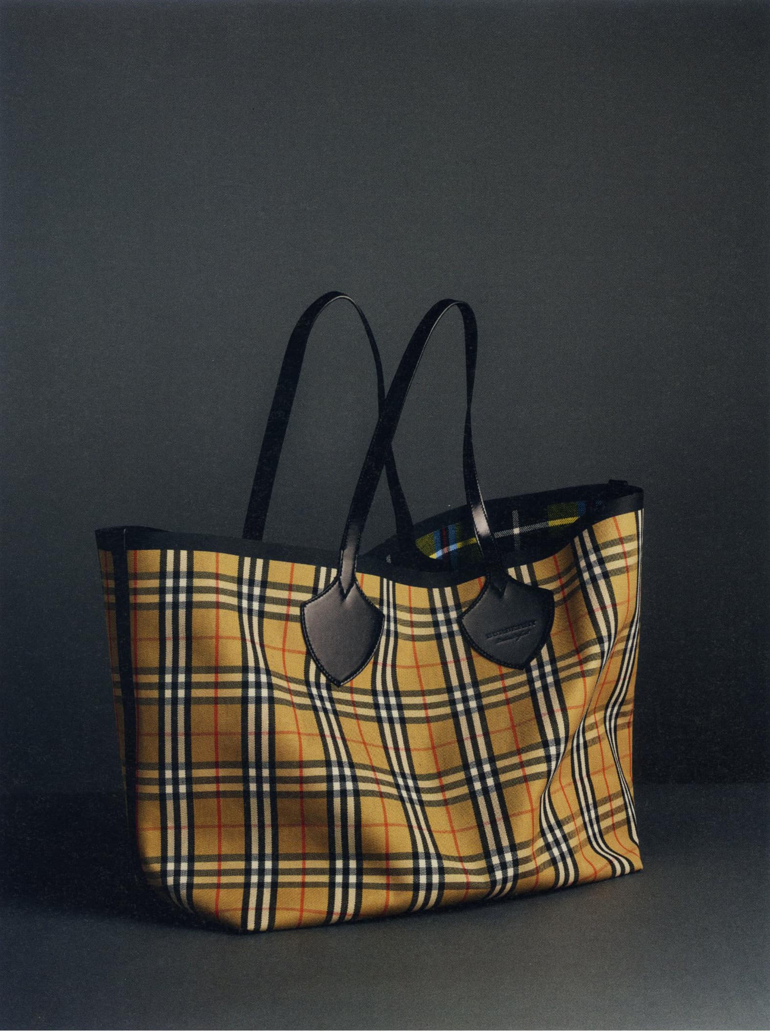 Ana Domínguez Studio: Burberry The Book of Gifts (Fig. 7)